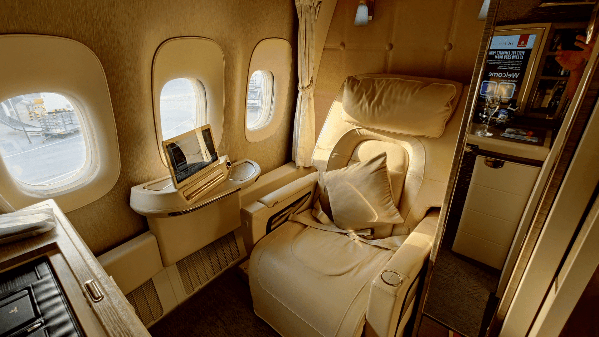 кровать в первом классе Боинг 777-300 er в Emirates