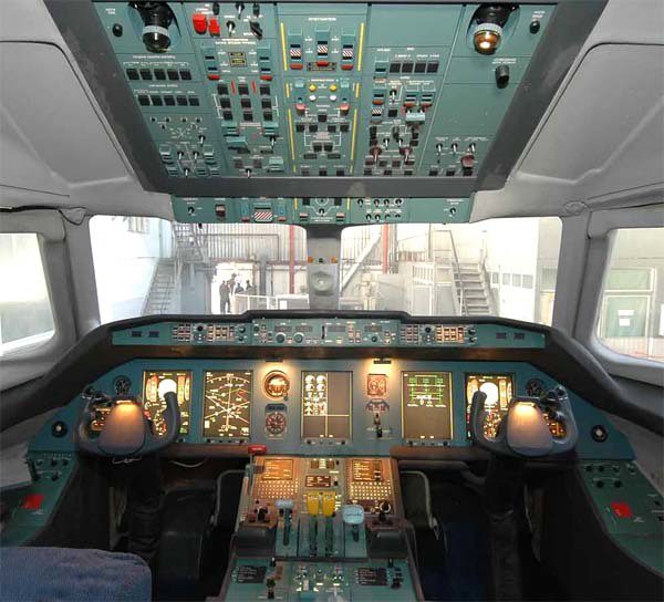 кабина Ан-148 пассажирский реактивный самолет