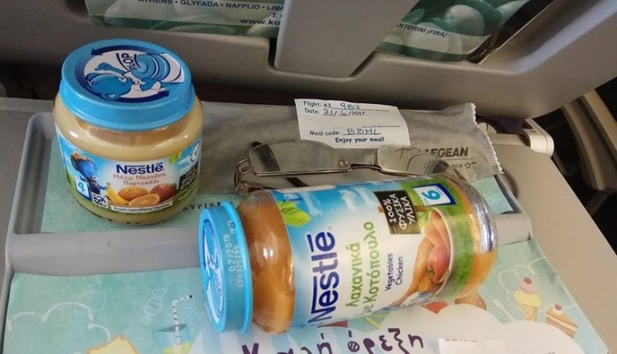 Детское питание в самолете: что можно брать на борт