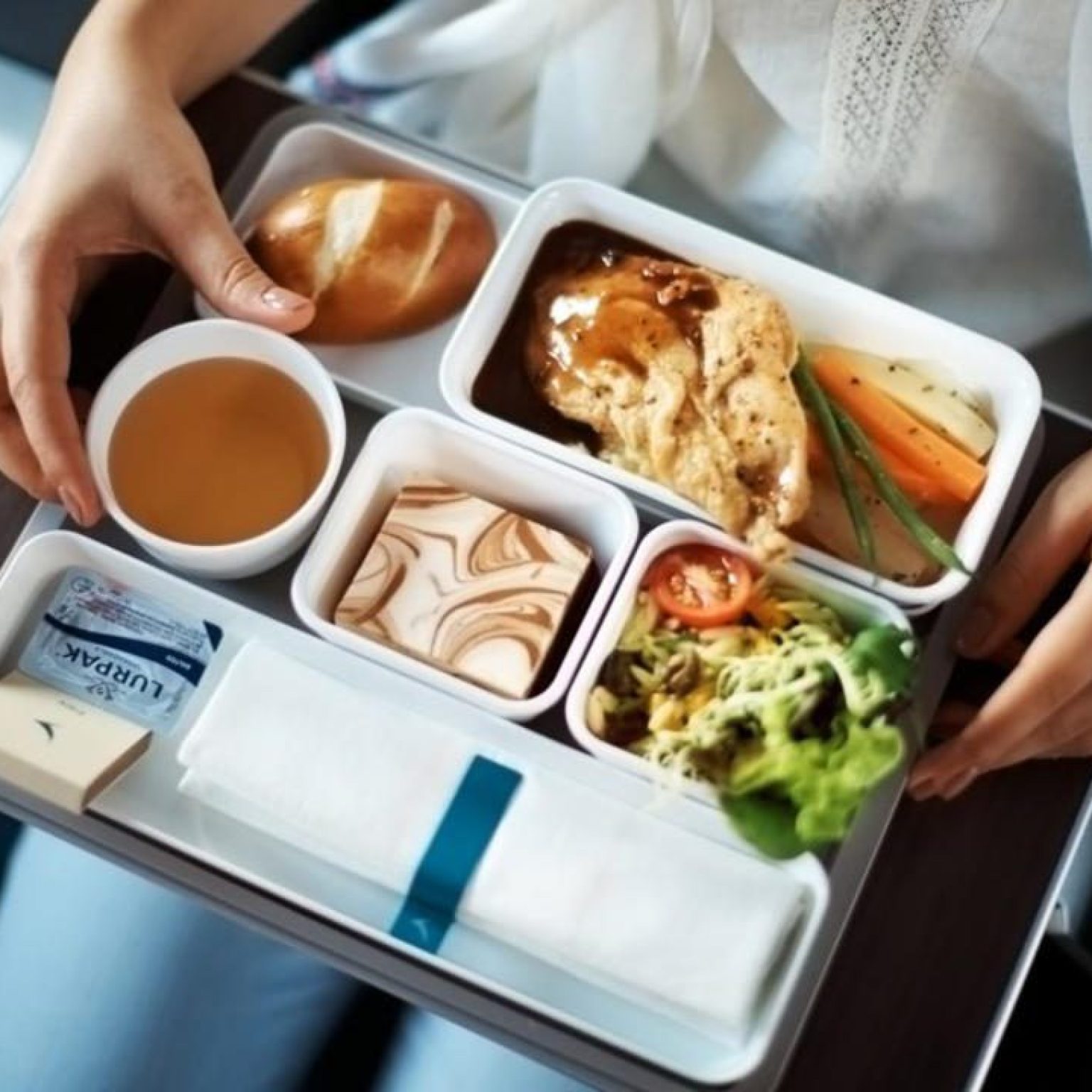 Когда и чем сейчас кормят в самолетах – питание в эконом классе