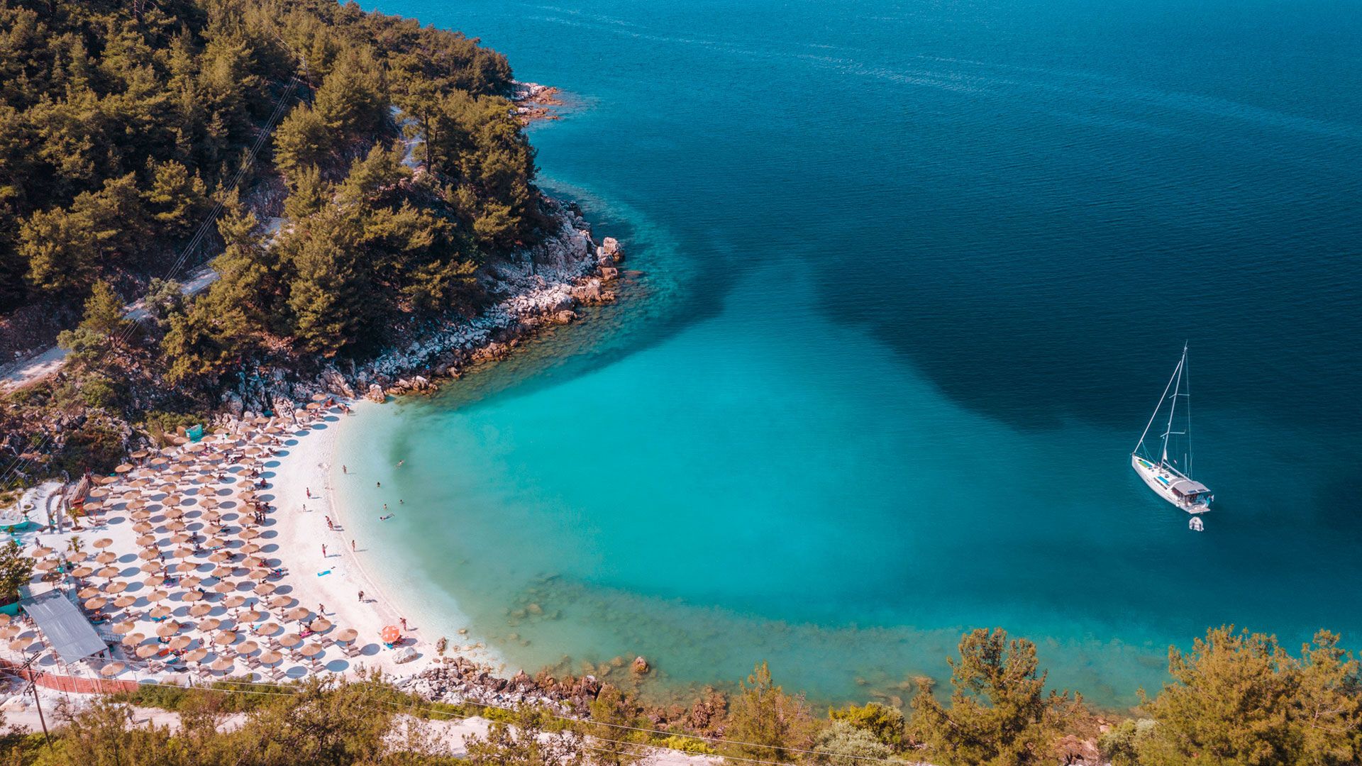 Живописный Греческий остров Тасос в Эгейском море