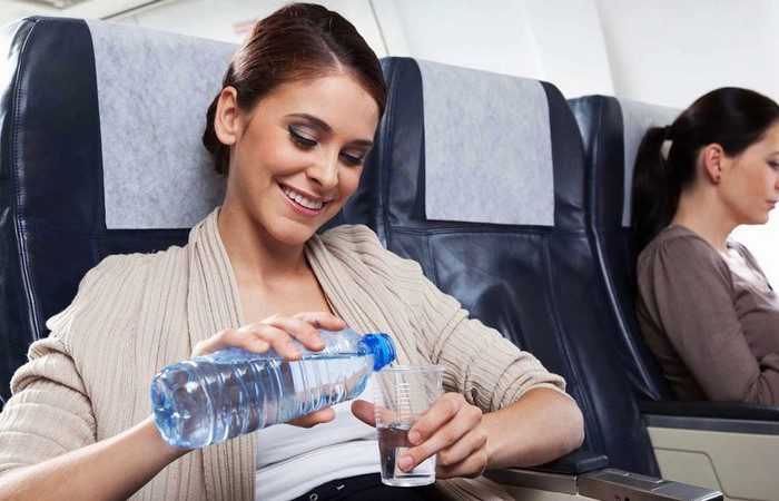 Вода и прочие жидкости в салоне самолета авиакомпании Победа