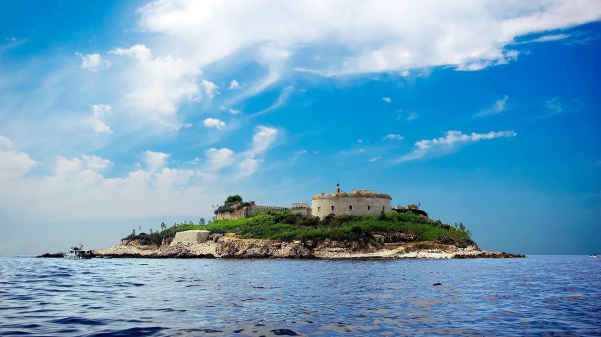 Уникальный остров Мамула в Черногории.