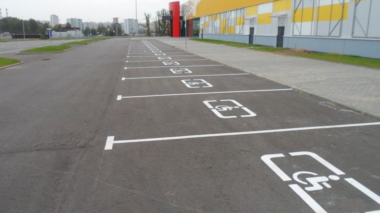 Парковочное место для людей с ограниченными возможностями в аэропорту Уфа