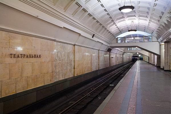 Станция метро Театральная.