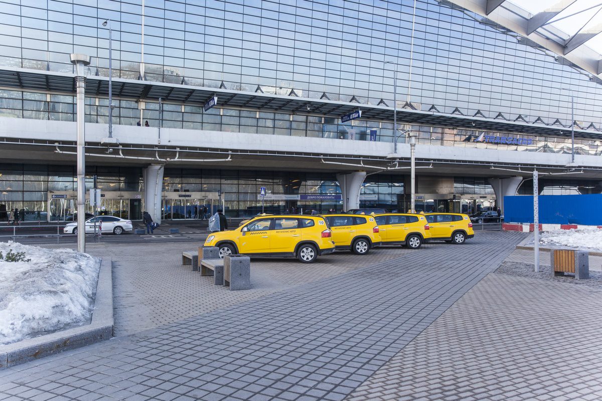 Такси с аэропорта Внуково до аэропорта Домодедово.