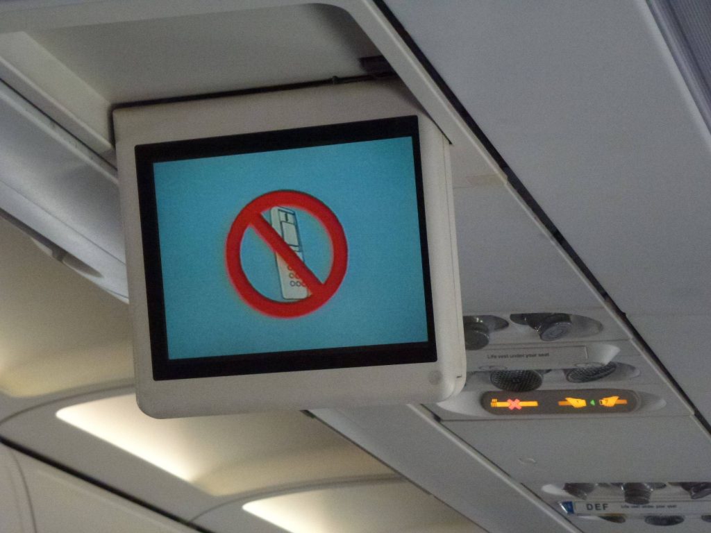 Запрет на использование телефона в самолете.