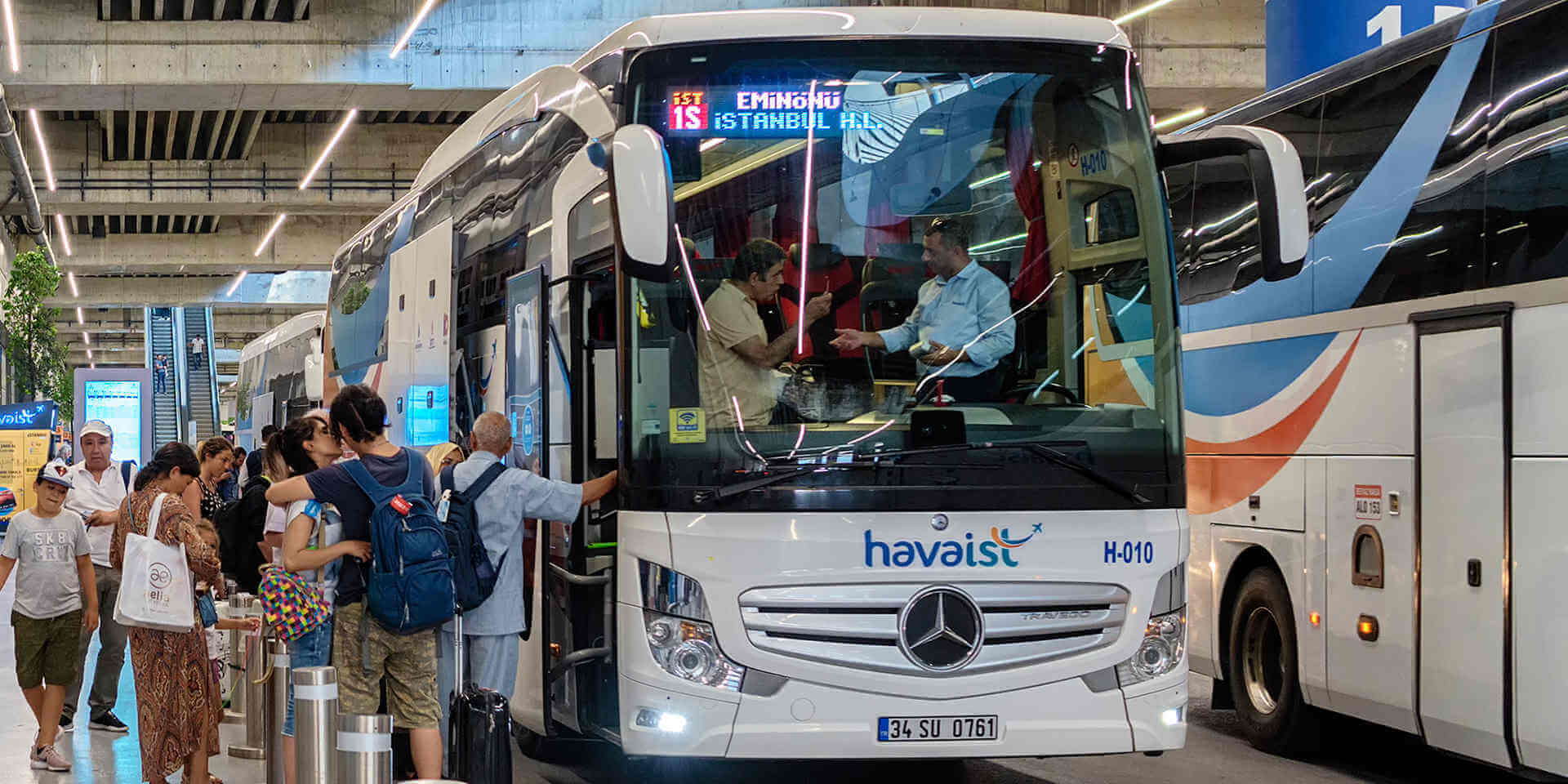 Общественным транспортом из аэропорта Сабиха Гекчен до центра Стамбула.