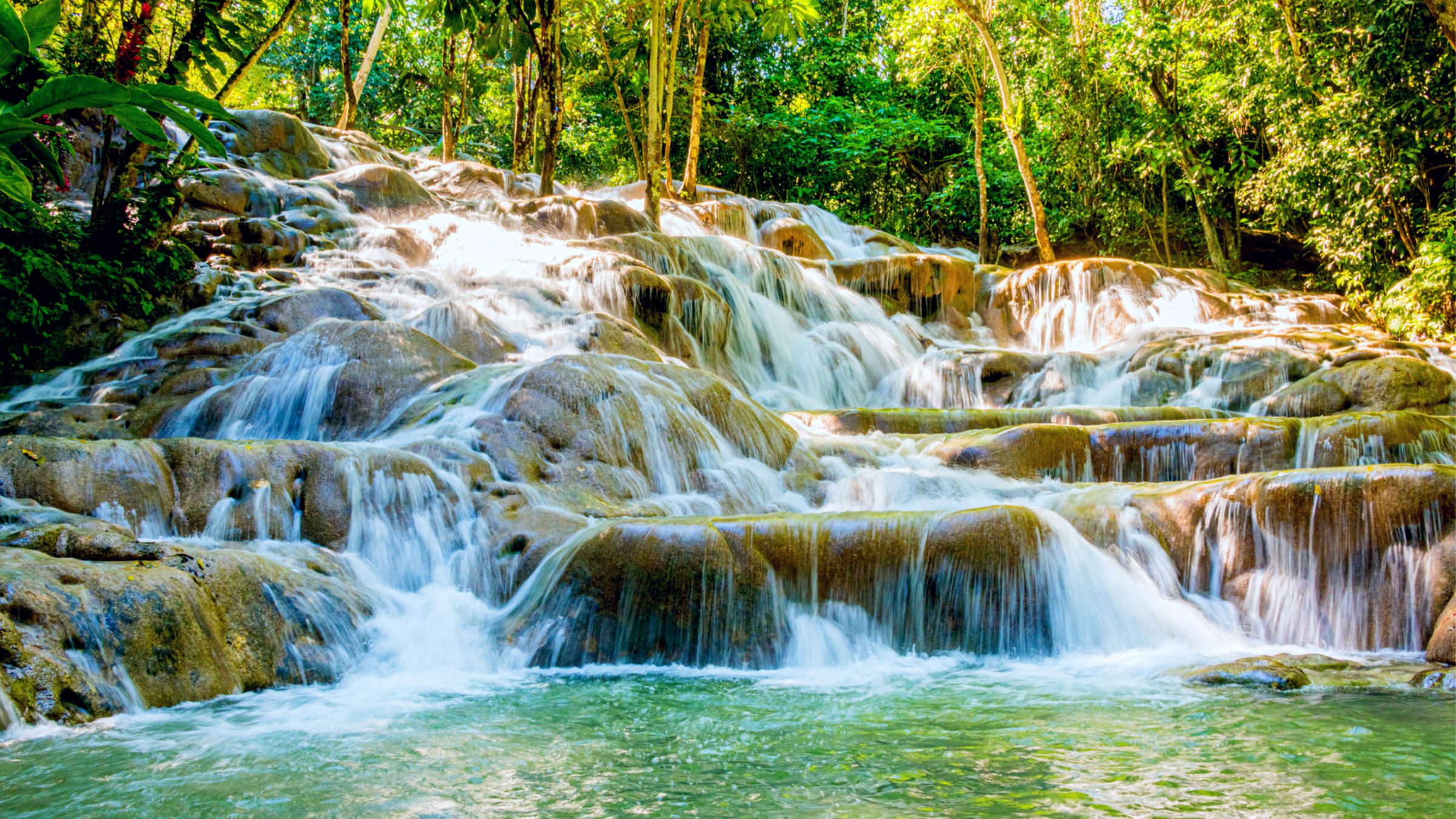 Водопад Даннс-Ривер на Ямайке.